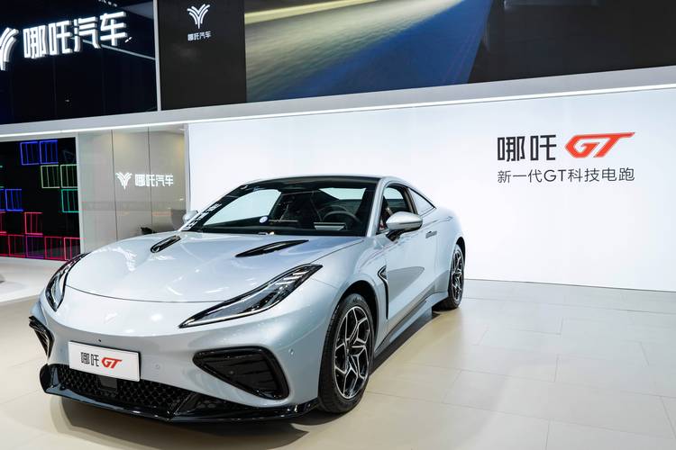 佛山78哪吒汽车在智能汽车领域的表现，领途汽车在新能源汽车市场中的影响力